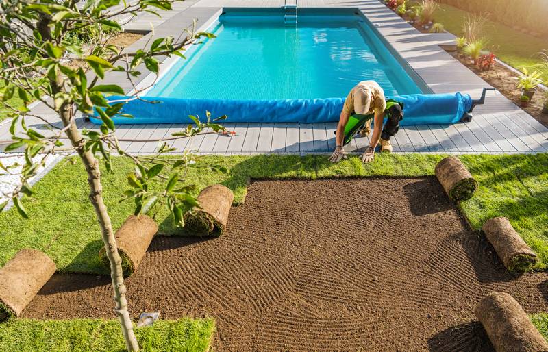 Trabajos de jardinería alrededor de piscina de obra